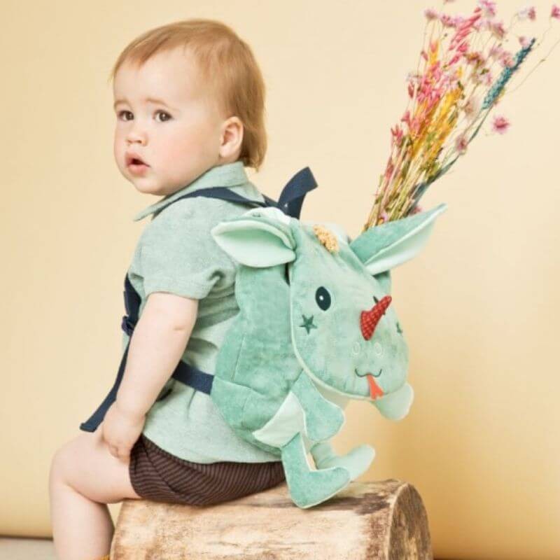 Modelo con mochila suave Joe