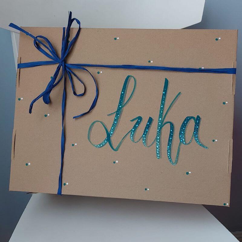 caja bebe pintada a mano