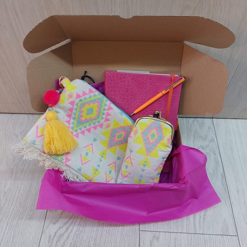 caja profesor etnico amarillo