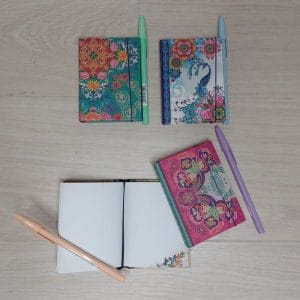 cuaderno con boligrafo