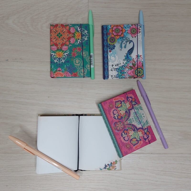 cuaderno con boligrafo